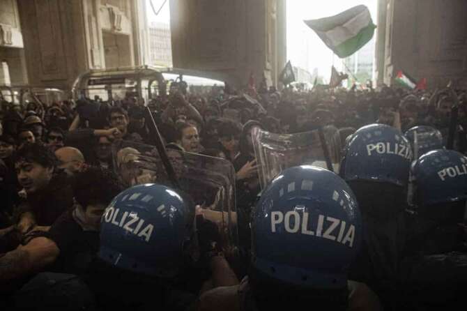 Manifestanti entrano in Stazione Centrale Scontri con la polizia dopo la il corteo per sciopero a sostegno della Palestina, scontri in stazione Centrale Milano – Italia – Cronaca Lunedì, 22 Settembre, 2025 (Foto di Marco Ottico/Lapresse) Protesters enter Central Station. Clashes with police after the strike march in support of Palestine. Milan – Italy – News Monday, 22 September, 2025 (Photo by Marco Ottico/Lapresse)