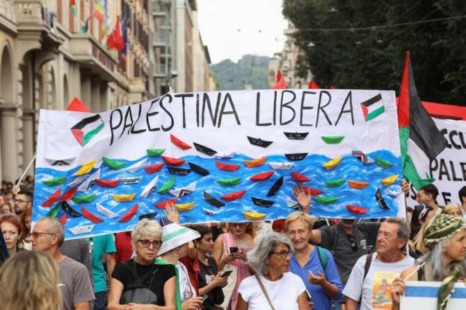 Il popolo italiano è contro il genocidio, il governo di conigli fascisti è sottomesso a Israele