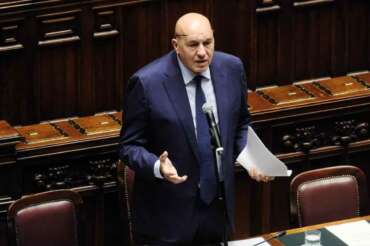 il Ministro Guido Crosetto in occasione informativa del Ministro della Difesa in ordine agli attacchi occorsi a danno della Global Sumud Flotilla e all’evoluzione della situazione sul fronte orientale europeo. Camera dei Deputati a Roma, Giovedì 25 Settembre 2025. (foto Mauro Scrobogna / LaPresse) Minister Guido Crosetto on the information occasion of the Minister of Defense regarding the attacks that occurred to the detriment of the Global Sumud Flotilla and the evolution of the situation on the European eastern front. Chamber of Deputies in Rome, Thursday September 25 2025. (Photo by Mauro Scrobogna / LaPresse)
