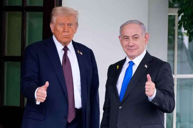 President Donald Trump greets Israeli Prime Minister Benjamin Netanyahu at the West Wing of the White House, Monday, Sept. 29, 2025, in Washington. (AP Photo/Alex Brandon) Associated Press / LaPresse Only italy and spain