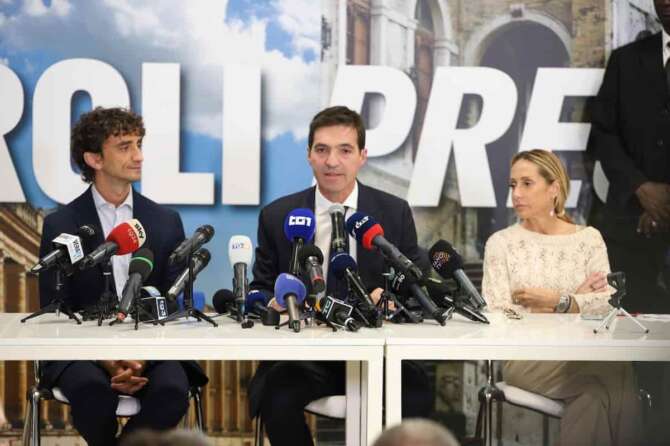 Francesco Acquaroli (Presidente Regione Marche) con Arianna Meloni (Presidente Fratelli Ditalia) e Galeazzo Bignami Capogruppo Fratelli D Italia, conferenza stampa dopo la vittaria alle elezioni regionali Marche ad Ancona, Italia, 29 Settembre 2025 (foto Davide Gennari/LaPresse) Francesco Acquaroli (President of the Marche Region) with Arianna Meloni (President of Fratelli D’Italia) and Galeazzo Bignami, leader of Fratelli D’Italia, at a press conference following their victory in the Marche regional elections in Ancona, Italy, September 29, 2025 (photo by Davide Gennari/LaPresse)