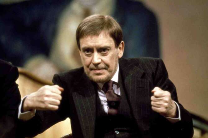 ©lapresse spettacolo teatro televisione Roma anni ’90 Carmelo Bene nella foto: l’attore e regista Carmelo Bene ospitedi un salotto televisivo