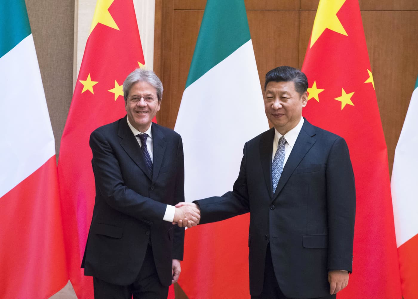 Calenda inveisce contro D’Alema, ma 10 anni fa il suo governo mandò Gentiloni in Cina…