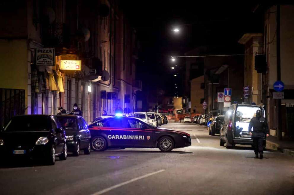 FOTO DI REPERTORIO Foto Claudio Furlan – LaPresse 14-01-2019 Milano ( Italia ) Cronaca Sparatoria in un bar di Via Quinto Romano 56 Nella foto: rilievi della polizia scientifica