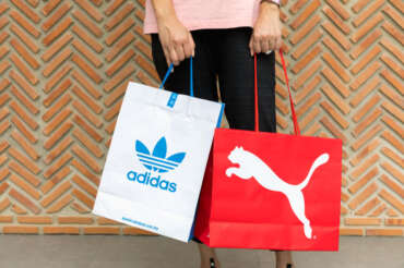 Adidas, possibile fusione con la rivale Puma in difficoltà finanziaria: dalla faida storica dei fratelli Dassler all’unione?