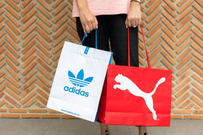 Adidas, possibile fusione con la rivale Puma in difficoltà finanziaria: dalla faida storica dei fratelli Dassler all’unione?