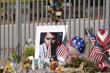 A makeshift memorial grows in size at the Turning Point USA headquarters after the shooting death at a Utah college last Wednesday of Charlie Kirk, the 31-year-old founder and CEO of the organization (AP Photo/Ross D. Franklin) 


Associated Press / LaPresse
Only italy and spain