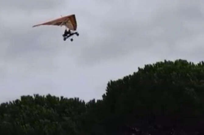 Deltaplano in volo a Calenzano sulla manifestazione pro-Pal, la solidarietà diventa “apologia di Hamas e del 7 ottobre”