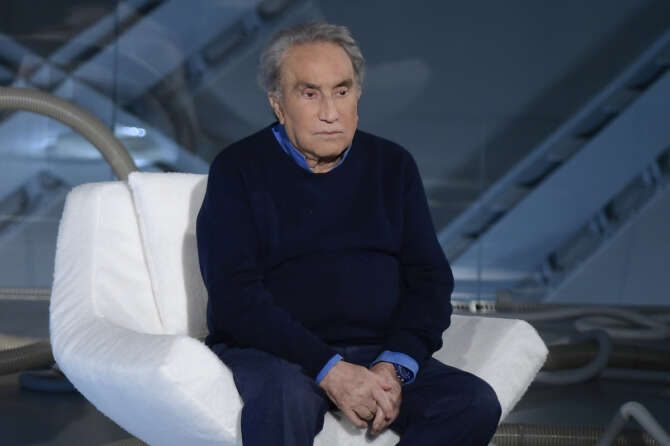 Come sta Emilio Fede, l’ex direttore del Tg4 ricoverato in condizioni critiche: “Lotta come un leone”