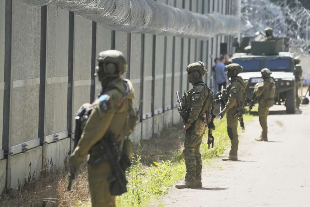 La Polonia schiera 40mila soldati al confine bielorusso, la reazione ai droni russi e all’esercitazione congiunta Mosca-Minsk