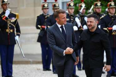 Cosa prevede il piano dei “Volenterosi” per l’Ucraina: sui soldati a Kiev è zuffa tra Macron e Meloni