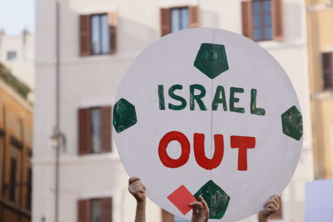 “Israele escluso dalle competizioni UEFA”, club e nazionale verso lo stop: a rischio i Mondiali (nel girone dell’Italia)