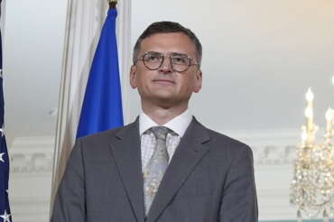 Kuleba, l’ex ministro degli Esteri ucraino in “fuga” in Polonia: “Costretto a scappare dal Paese come un ladro”