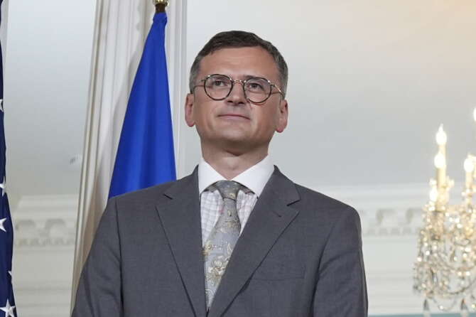 Kuleba, l’ex ministro degli Esteri ucraino in “fuga” in Polonia: “Costretto a scappare dal Paese come un ladro”