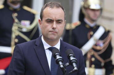 Francia, il nuovo premier Lecornu è già nei guai: denunciato per aver mentito nel curriculum sul master