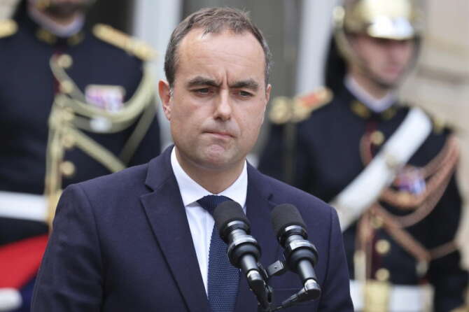 Francia, il nuovo premier Lecornu è già nei guai: denunciato per aver mentito nel curriculum sul master