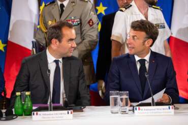 Macron vara il quinto governo senza sinistra: tocca a Lecornu