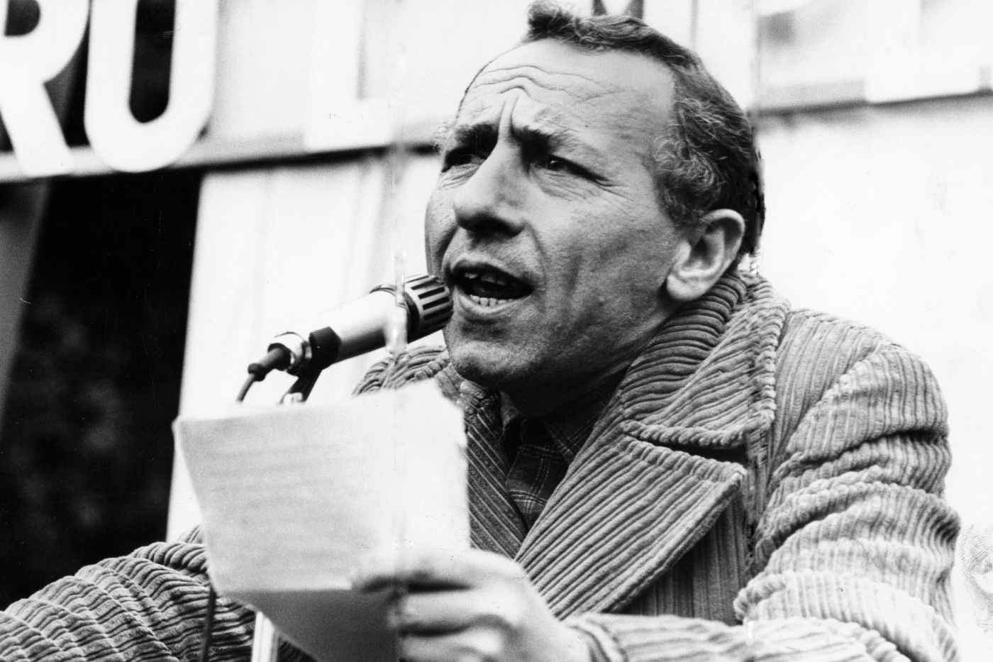 17-04-1972 Roma Luigi Pintor (Roma, 18 settembre 1925 – Roma, 17 maggio 2003) è stato un giornalista, scrittore e politico italiano. Nella Foto: Luigi Pintor durante la campagna elettorale nella piazza Esedra