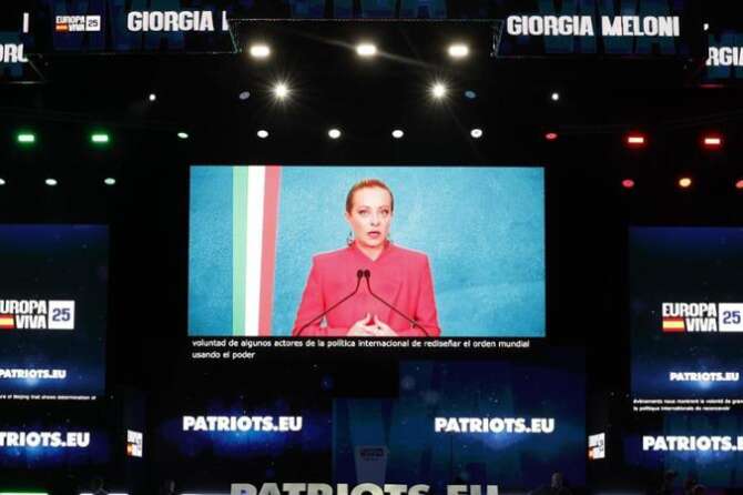Meloni e l’omicidio Kirk, la premier si proclama martire e grida alla persecuzione in vista delle Regionali