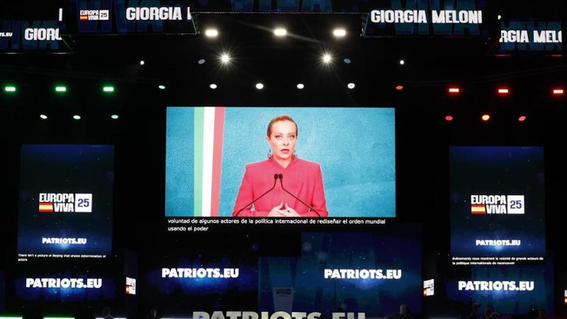 Meloni e l’omicidio Kirk, la premier si proclama martire e grida alla persecuzione in vista delle Regionali