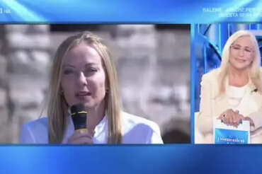 Meloni occupa la Rai, spot a ‘Domenica In’ per la premier “latitante”: le pastarelle con Mara Venier meglio di una conferenza