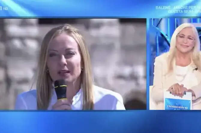 Meloni occupa la Rai, spot a ‘Domenica In’ per la premier “latitante”: le pastarelle con Mara Venier meglio di una conferenza