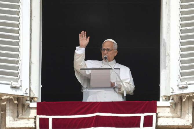 Papa Leone, la prima intervista: “Democrazia non sempre la soluzione perfetta. Musk trilionario? Allora siamo nei guai”