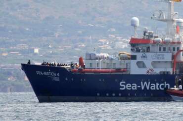 Sea Watch sfida il governo, rotta su Trapani con 57 naufraghi dopo l’indicazione di recarsi a Carrara: “Crisi sanitaria a bordo”