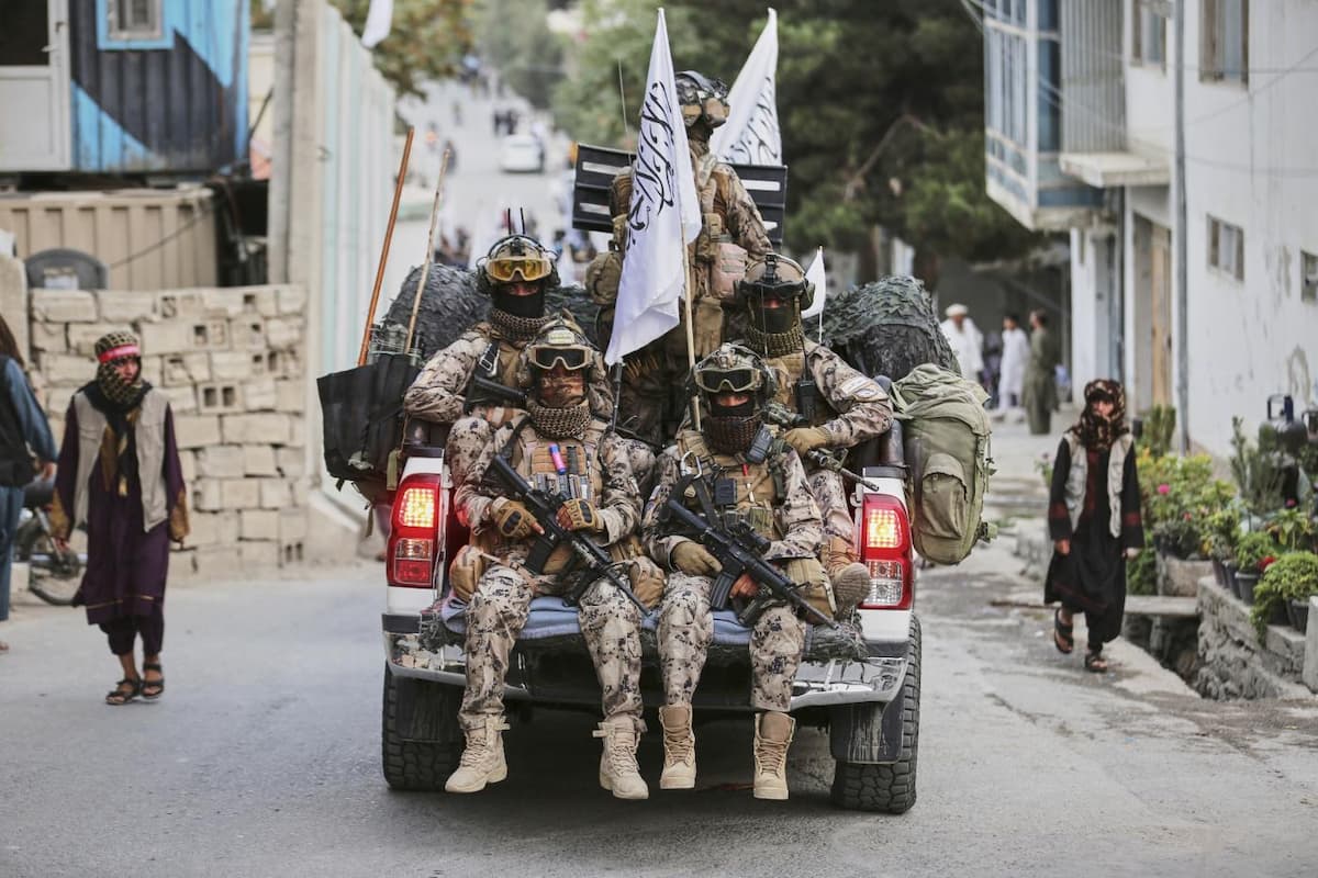 Afghanistan offline, i talebani bloccano tutte le connessioni ad internet: il regime isola il Paese