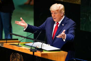 Trump all’Onu, show tra negazionismo sul clima e bugie: “Ho fatto finire 7 guerre, riconoscere Palestina regalo ad Hamas”