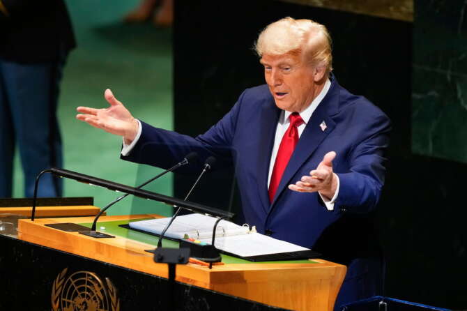 Trump all’Onu, show tra negazionismo sul clima e bugie: “Ho fatto finire 7 guerre, riconoscere Palestina regalo ad Hamas”