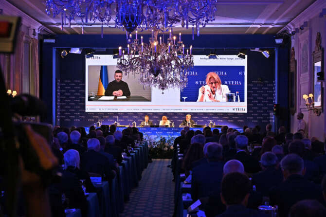 Zelensky reclama le truppe occidentali in Ucraina, Mosca gela l’Europa: e Meloni punta sull’addio di Macron