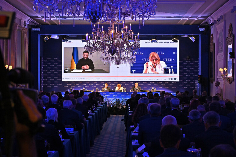 Zelensky reclama le truppe occidentali in Ucraina, Mosca gela l’Europa: e Meloni punta sull’addio di Macron