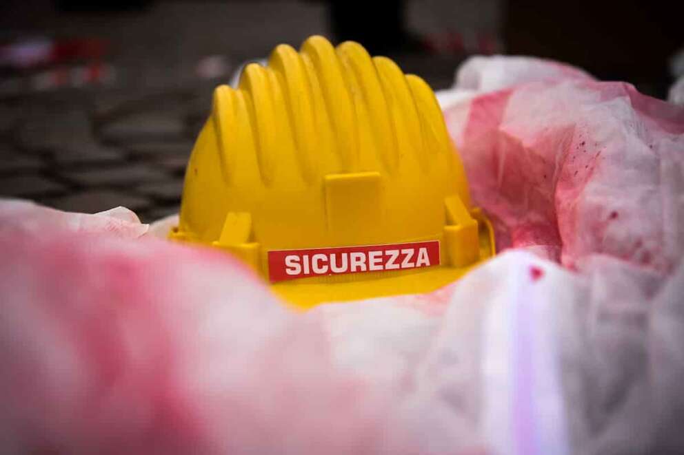 Foto Marco Alpozzi / LaPresse 21 Dicembre 2021 Torino (Italia) Cronaca Presidio di fronte alla Prefettura di Torino, delle sigle sindacali Cgil, Cisl e Uil di Torino a seguito dell’incidente mortale del crollo della gru in via Genova Photo Marco Alpozzi /LaPresse December 21, 2021 News Trade unions sit-in in front of the Prefecture of Turin, following the fatal accident of the collapse of the crane in via Genova