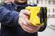 Taser: dal 2022 almeno sette morti in Italia, tutti i rischi e le vittime dell’arma a impulsi elettrici