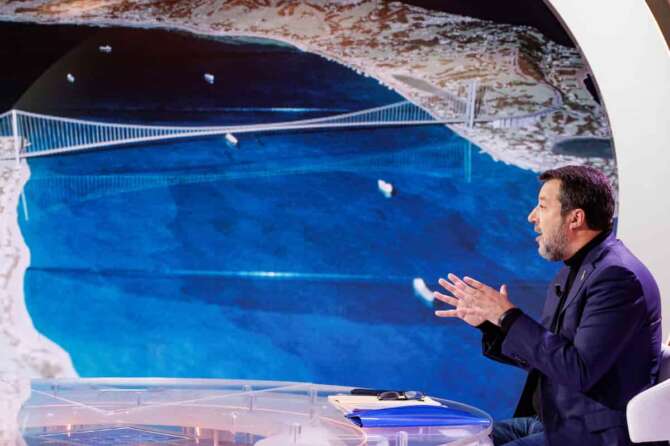 Foto Roberto Monaldo / LaPresse 10-01-2024 Roma Politica Trasmissione tv “Cinque minuti” Nella foto Matteo Salvini, sullo schermo il plastico del ponte sullo Stretto di Messina 10-01-2024 Rome (Italy) Politics Tv program “Cinque minuti” In the pic Matteo Salvini