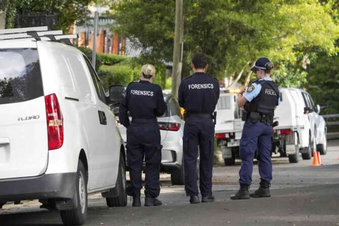 FOTO DI REPERTORIO Police stand near houses vandalized with anti-Israel slogans in the Sydney suburb of Woollahra, Australia, Wednesday, Dec. 11, 2024. (AP Photo/Mark Baker) Associated Press/LaPresse