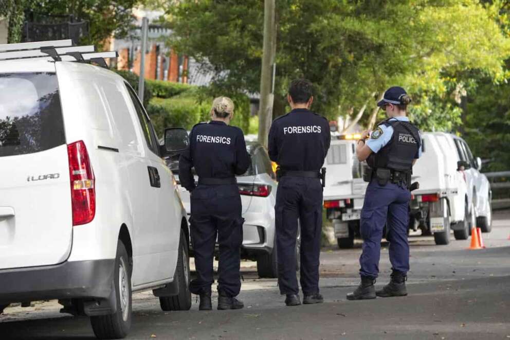 FOTO DI REPERTORIO Police stand near houses vandalized with anti-Israel slogans in the Sydney suburb of Woollahra, Australia, Wednesday, Dec. 11, 2024. (AP Photo/Mark Baker) Associated Press/LaPresse