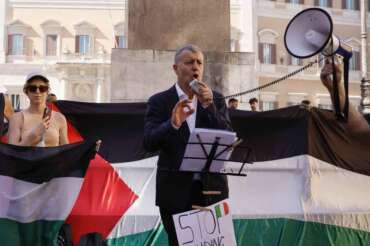 Arturo Scotto deputato PD alla manifestazione in sostegno di Gaza ed in solidarietà con Francesca Albanese davanti a Montecitorio — Roma—Italia — Martedì 22 Luglio 2025 – Cronaca – (foto di Cecilia Fabiano/ LaPresse) The Democratic deputy Arturo Scotto at the demonstration in support of Gaza and in solidarity with Francesca Albanese in front of Montecitorio palace — Rome—Italy — Tuesday , July 22, 2025 – News – (photo by Cecilia Fabiano/LaPresse)
