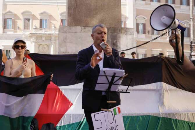 Arturo Scotto deputato PD alla manifestazione in sostegno di Gaza ed in solidarietà con Francesca Albanese davanti a Montecitorio — Roma—Italia — Martedì 22 Luglio 2025 – Cronaca – (foto di Cecilia Fabiano/ LaPresse) The Democratic deputy Arturo Scotto at the demonstration in support of Gaza and in solidarity with Francesca Albanese in front of Montecitorio palace — Rome—Italy — Tuesday , July 22, 2025 – News – (photo by Cecilia Fabiano/LaPresse)