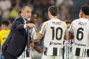 Juventus’s Igor Tudor speaks to his players during the Serie A soccer match between Juventus Fc and Parma at the Juventus Stadium in Turin, north west Italy – August 24, 2025. Sport – Soccer (Photo by Fabio Ferrari/LaPresse)