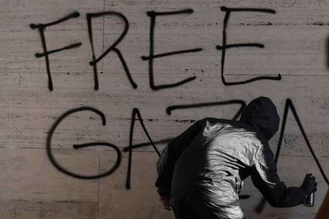 Mobilitazione studentesca all’università La Sapienza in sostegno di Gaza e della Global Sumud Flottilla — Roma—Italia —Martedì 30 Settembre 2025 – Cronaca – (foto di Cecilia Fabiano/ LaPresse) Students demonstration at Sapienza University to support Palestine and to support the Global Sumud Flottilla — Rome—Italy — Tuesday September 30, 2025 – News – (photo by Cecilia Fabiano/LaPresse)