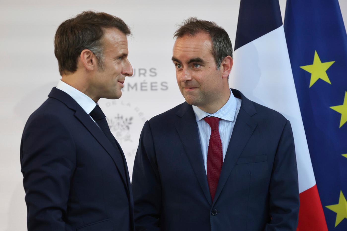 FILE - Then French Defense minister Sebastien Lecornu, right, and France's President Emmanuel Macron talk at the end of an address by the president to army leaders in Paris Sunday July 13, 2025, (Ludovic Marin, Pool via AP, File)

Associated Press/LaPresse