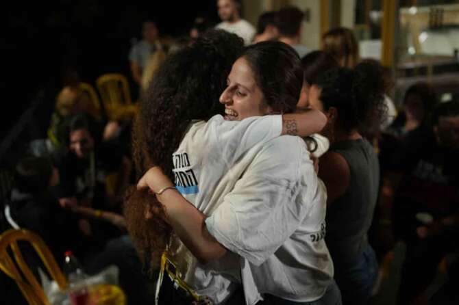 Relatives and supporters of Israeli hostages held by Hamas in the Gaza Strip celebrate after the announcement that Israel and Hamas have agreed to the first phase of a peace plan, as they gather at a plaza known as the hostages square in Tel Aviv, Israel, Thursday, Oct. 9, 2025. (AP Photo/Emilio Morenatti) Associated Press/LaPresse