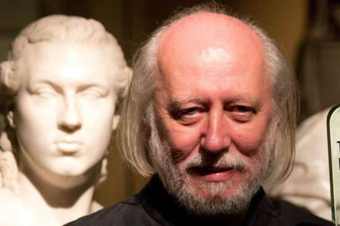 FILE – Hungary’s Laszlo Krasznahorkai poses for photographers in London, Tuesday, May 19, 2015. (AP Photo/Matt Dunham, File) Associated Press/LaPresse