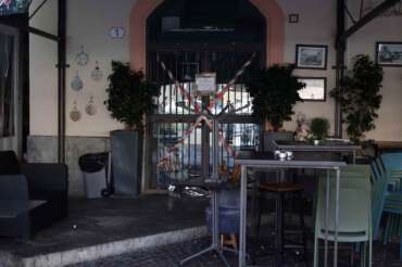 nella foto il locale dove è avvenuto l’omicidio c’è chi ha lasciato dei fiori Tenta di sedare una rissa, 21enne ucciso con un colpo di pistola alla testa. Fermato un giovane di 28 anni .Cronaca – Palermo 12 ottobre 2025 Cronaca (Alberto LoBianco/LaPresse) A 21-year-old man was killed by a gunshot to the head while attempting to break up a fight. A 28-year-old man was arrested. News – Palermo, October 12, 2025 News (Alberto LoBianco/LaPresse)