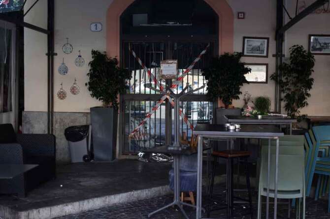 nella foto il locale dove è avvenuto l’omicidio c’è chi ha lasciato dei fiori Tenta di sedare una rissa, 21enne ucciso con un colpo di pistola alla testa. Fermato un giovane di 28 anni .Cronaca – Palermo 12 ottobre 2025 Cronaca (Alberto LoBianco/LaPresse) A 21-year-old man was killed by a gunshot to the head while attempting to break up a fight. A 28-year-old man was arrested. News – Palermo, October 12, 2025 News (Alberto LoBianco/LaPresse)