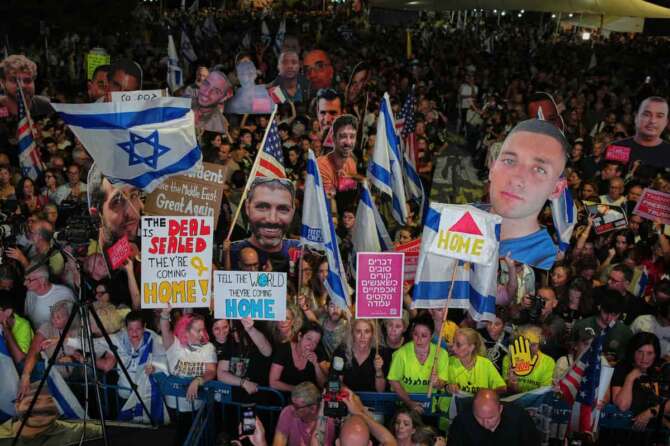CORRECTS DATE People gather at a plaza known as the hostages square in Tel Aviv, Israel, Saturday, Oct. 11, 2025, prior to the release of Israeli hostages held in Gaza. (AP Photo/Emilio Morenatti) Associated Press/LaPresse