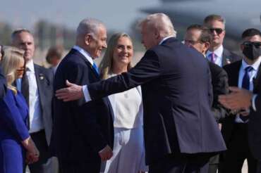 President Donald Trump greets Israel’s Prime Minister Benjamin Netanyahu as he arrives at Ben Gurion International Airport, Monday, Oct. 13, 2025, near Tel Aviv. (AP Photo/Evan Vucci) Associated Press/LaPresse