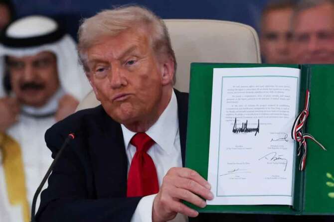 President Donald Trump holds a signed document during a summit to support ending the more than two-year Israel-Hamas war in Gaza after a breakthrough ceasefire deal, Monday, Oct. 13, 2025, in Sharm El Sheikh, Egypt. (Suzanne Plunkett/Pool via AP) Associated Press/LaPresse